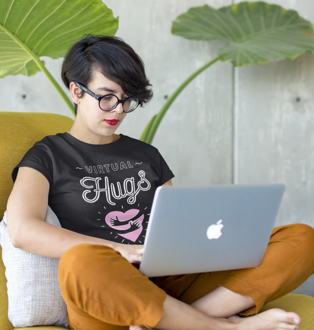 Virtual Hugs Femme T-Shirt